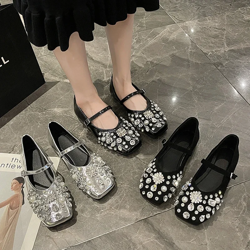 Женские летние модные роскошные туфли Мэри Джейн с бриллиантами, женские дизайнерские туфли на плоской подошве с квадратным носком, блестящие женские сандалии с бриллиантами
Женские летние модные роскошные туфли Мэри Джейн с бриллиантами, женские дизайнерские туфли на плоской подошве с квадратным носком, блестящие женские сандалии с бриллиантами