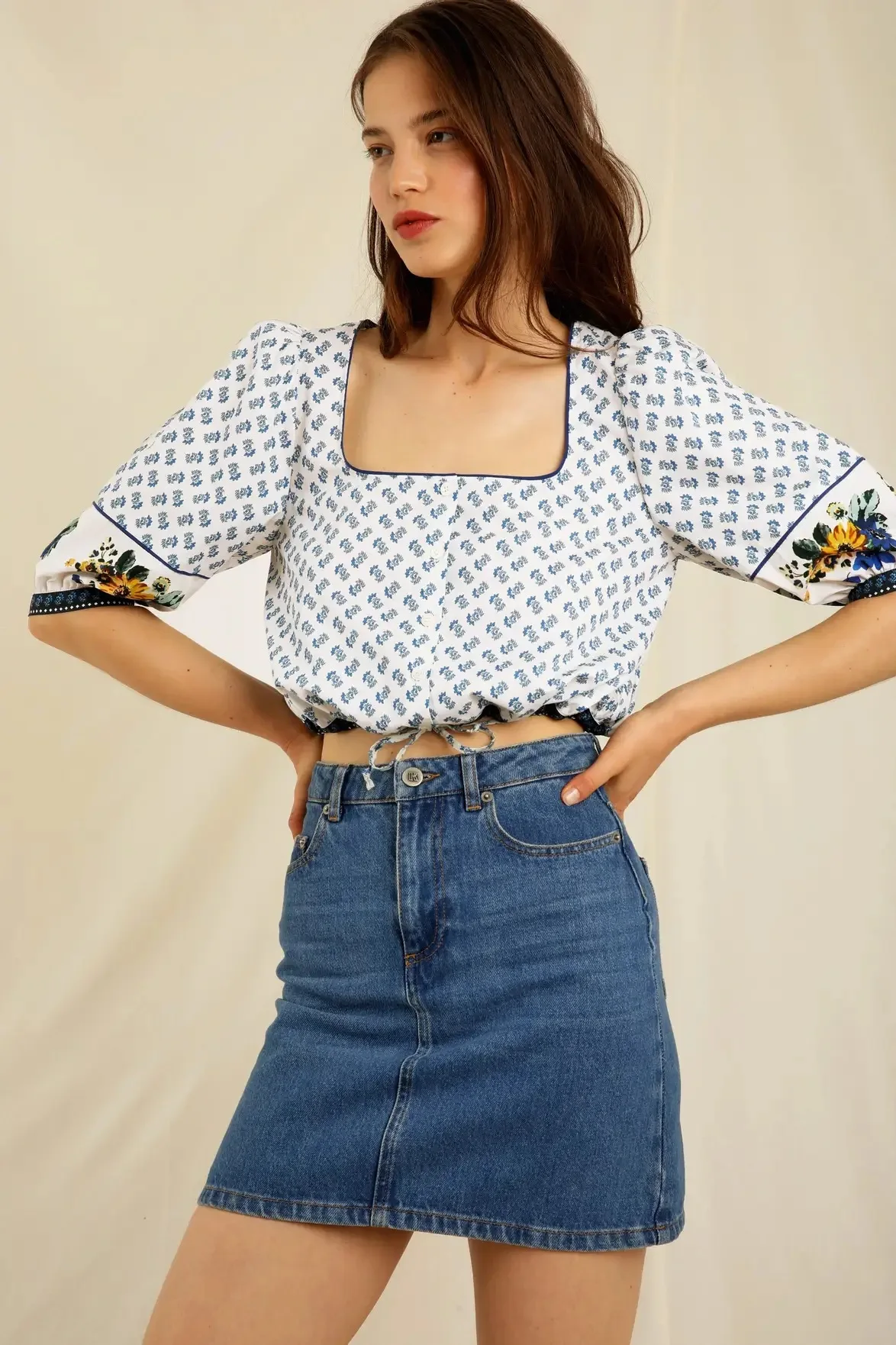 Французское летнее новое платье с цветочным принтом, рукавами-фонариками, квадратным вырезом, женское, из 100% хлопка, средней длины, с завязками на талии
Французское летнее новое платье с цветочным принтом, рукавами-фонариками, квадратным вырезом, женское, из 100% хлопка, средней длины, с завязками на талии