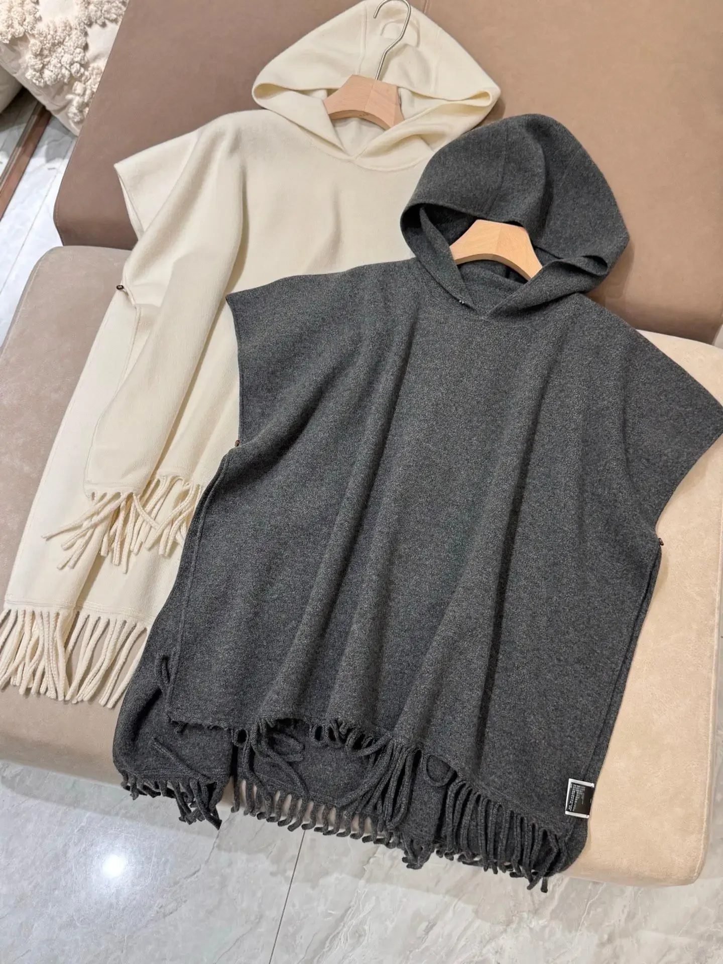 Women Cashmere Knitted Shawl Pullover Short Sleeve Loose Hooded Sweater
Women Cashmere Knitted Shawl Pullover Short Sleeve Loose Hooded Sweater