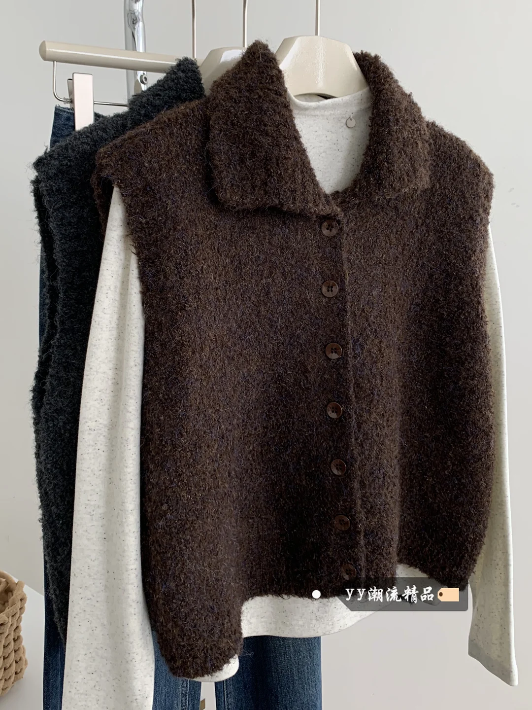 Женский шерстяной вязаный жилет с высоким воротником в стиле ретро, модный уютный кардиган-свитер для многослойных образов весеннего сезона
Женский шерстяной вязаный жилет с высоким воротником в стиле ретро, модный уютный кардиган-свитер для многослойных образов весеннего сезона