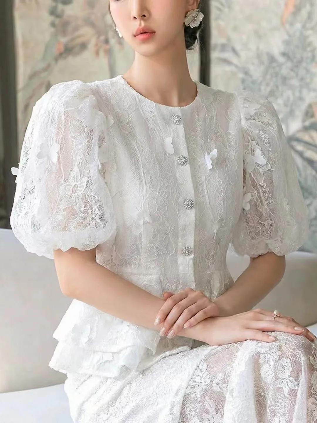 Elegant Waist-Cinching Lace Shirt with 3D Flower Embroidery Heavy Embroidery Slimming Versatile Meat Concealing Women's Top
Elegant Waist-Cinching Lace Shirt with 3D Flower Embroidery Heavy Embroidery Slimming Versatile Meat Concealing Women's Top