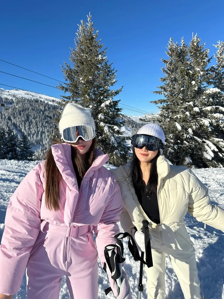 Новая зимняя утепленная хлопковая куртка-пальто для женщин, лыжная одежда с поясом, капюшоном, прямым кроем, длинными рукавами и молнией
Новая зимняя утепленная хлопковая куртка-пальто для женщин, лыжная одежда с поясом, капюшоном, прямым кроем, длинными рукавами и молнией