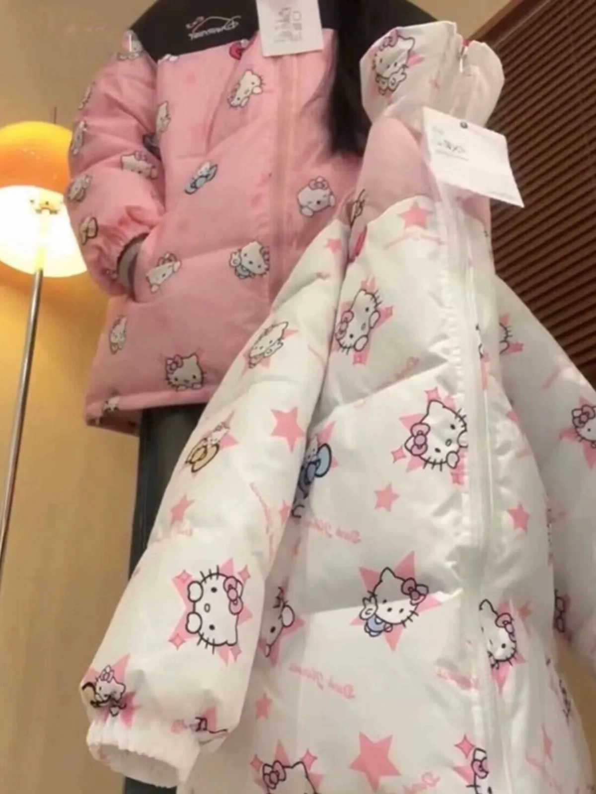 Hello Kitty Ins Стильное милое и милое хлопковое пальто со звездами и цветными блоками, женское зимнее утолщенное хлопковое пальто, свободная модная куртка
Hello Kitty Ins Стильное милое и милое хлопковое пальто со звездами и цветными блоками, женское зимнее утолщенное хлопковое пальто, свободная модная куртка