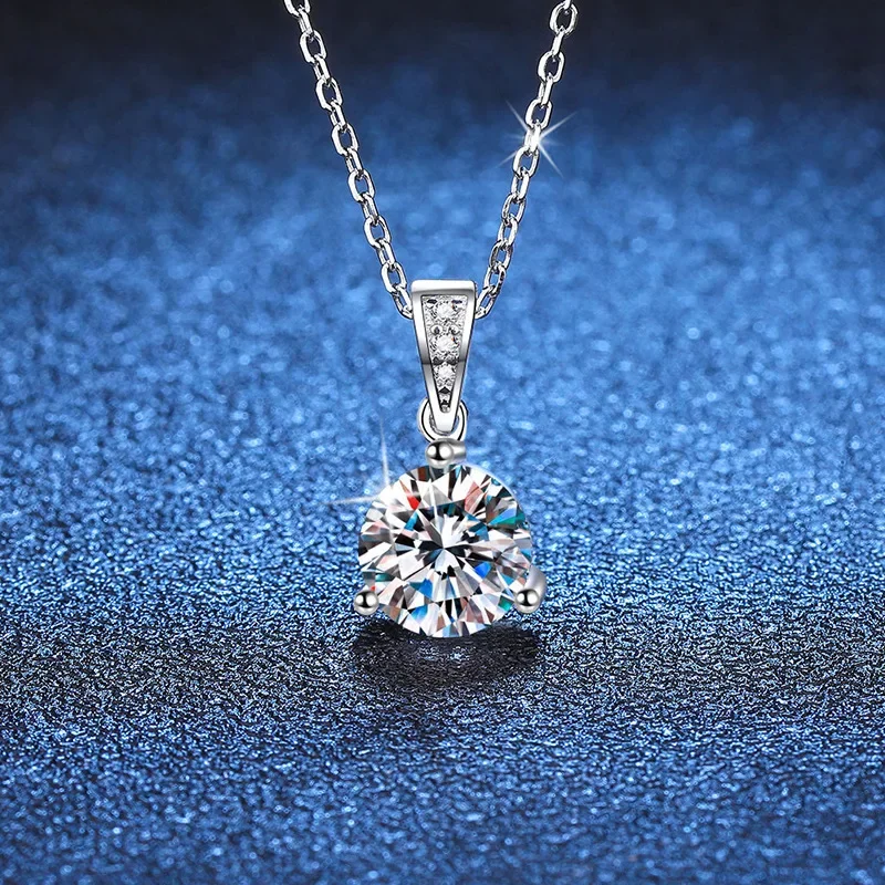 18K gold inlaid with diamonds necklace, simple temperament, PT950 platinum three claw one carat D colored moissanite pendant
18K gold inlaid with diamonds necklace, simple temperament, PT950 platinum three claw one carat D colored moissanite pendant