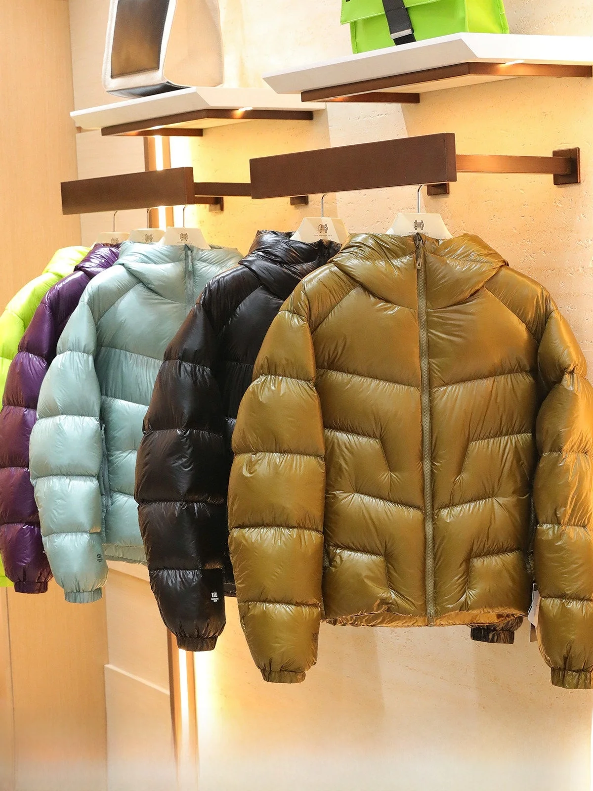 Snow Mountain Series 5000GT Ultra-Thi down Jaet 90% White Goose down Hooded Bread Sle Puffer Coat for Men And Women
Snow Mountain Series 5000GT Ultra-Thi down Jaet 90% White Goose down Hooded Bread Sle Puffer Coat for Men And Women