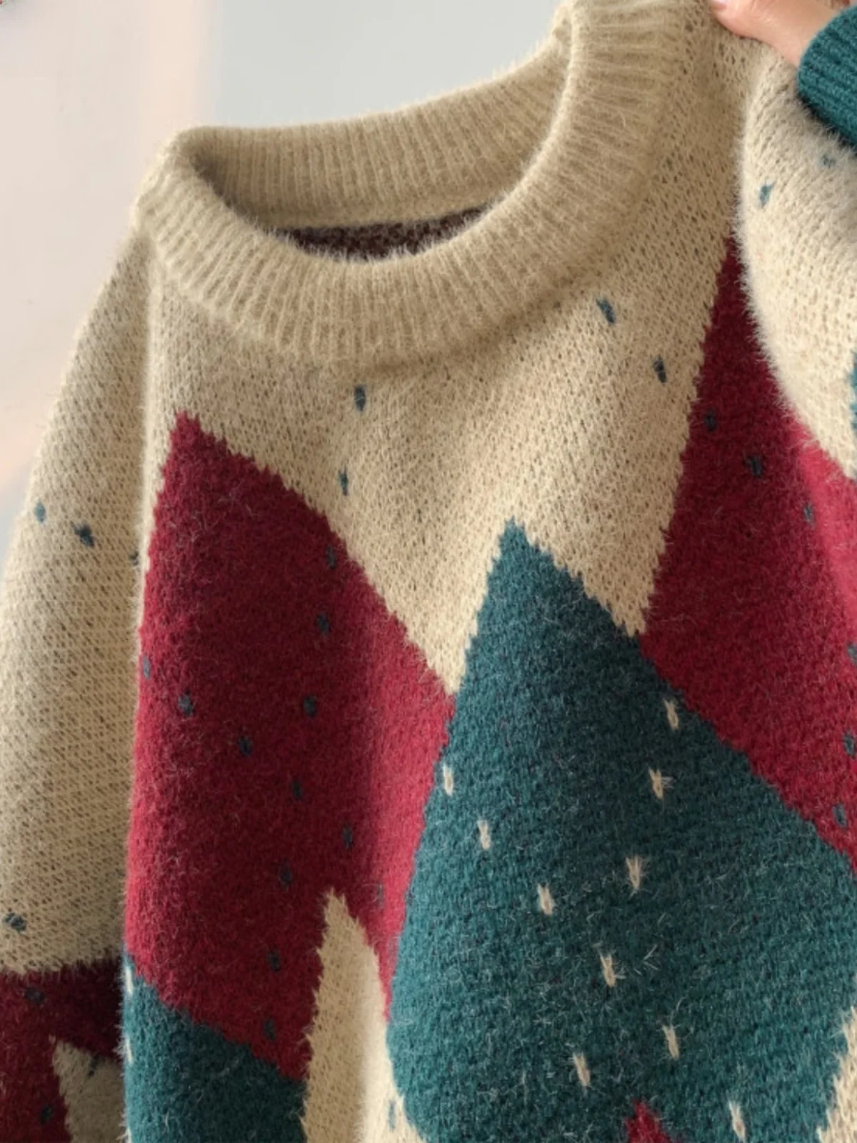 Американский свитер Cisas в стиле ретро, свободный мужской вязаный зимний топ для пары с ленивым ромбовидным узором, высококачественное ощущение недостаточности
Американский свитер Cisas в стиле ретро, свободный мужской вязаный зимний топ для пары с ленивым ромбовидным узором, высококачественное ощущение недостаточности