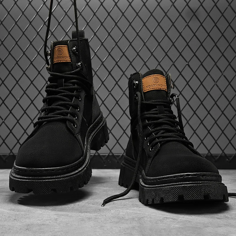 Мужские высокие сапоги однотонного цвета на плоской подошве со средним верхом и шнуровкой. Износостойкие и противоскользящие высококачественные рабочие ботинки большого размера. 
Мужские высокие сапоги однотонного цвета на плоской подошве со средним верхом и шнуровкой. Износостойкие и противоскользящие высококачественные рабочие ботинки большого размера.