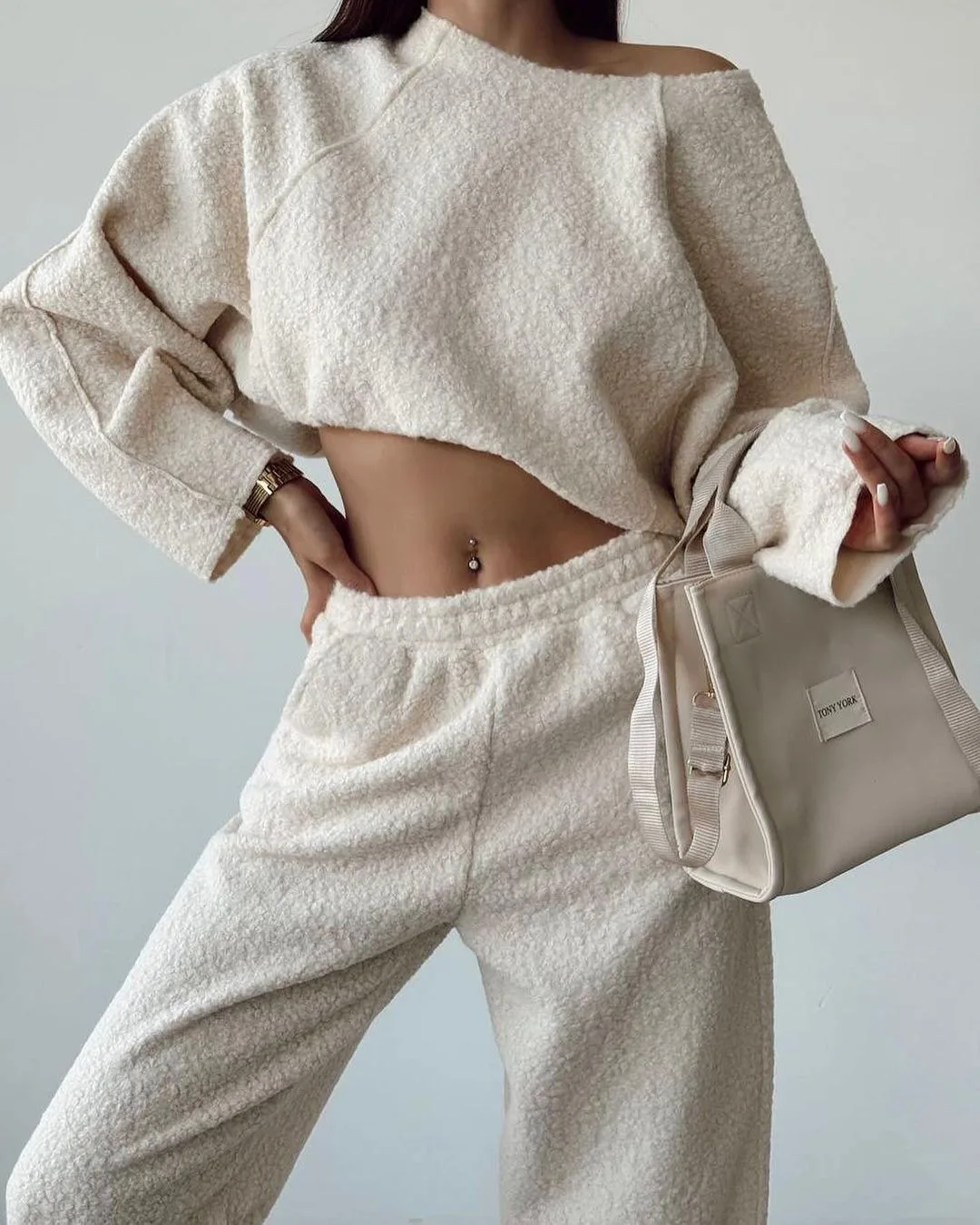 Women Loose O-neck Long Sleeve Suits 2024 Autumn Solid Lamb Plush Two Piece Set Jumper Top High Waist Pocket Pants 2pcs Outfits
Women Loose O-neck Long Sleeve Suits 2024 Autumn Solid Lamb Plush Two Piece Set Jumper Top High Waist Pocket Pants 2pcs Outfits