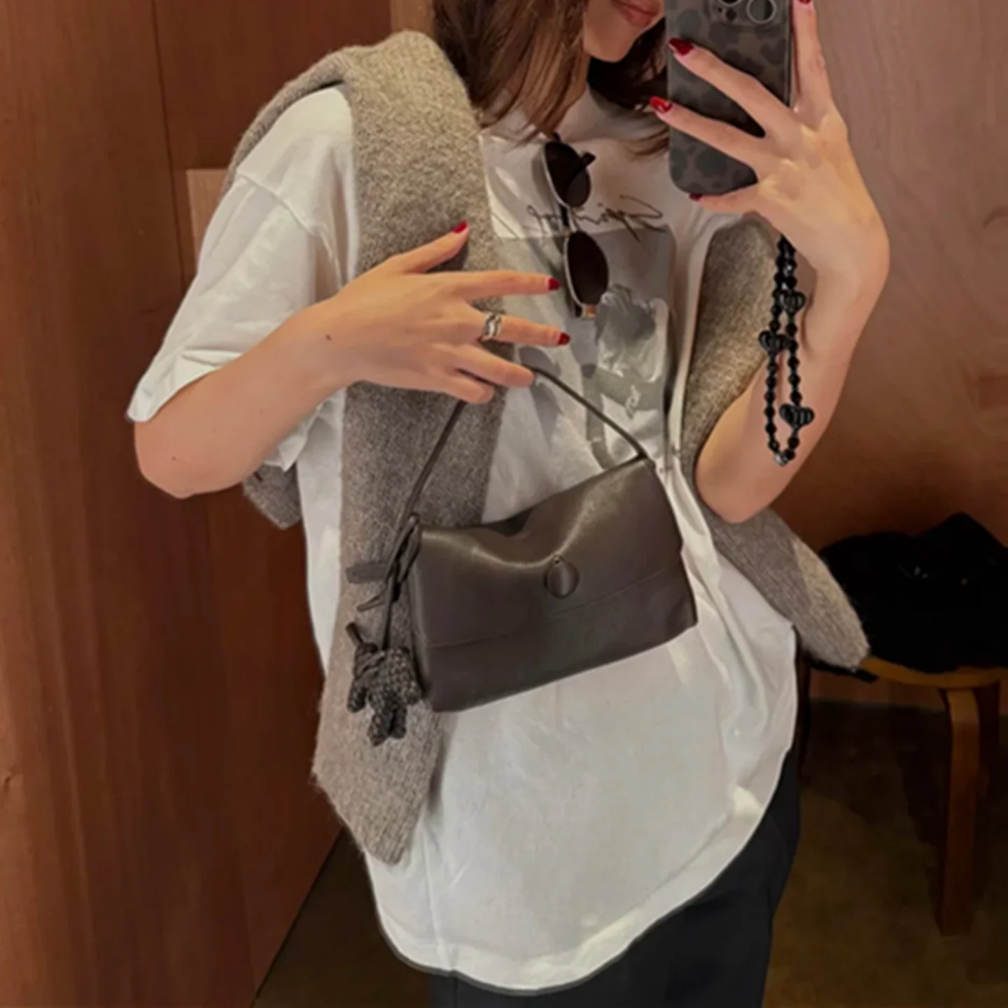 Faionable Button Detail Simple Sli Mobile Phone Bag Sally Bag Handheld Women's Purse Casual Soft Tote Bag Single Strap
Faionable Button Detail Simple Sli Mobile Phone Bag Sally Bag Handheld Women's Purse Casual Soft Tote Bag Single Strap