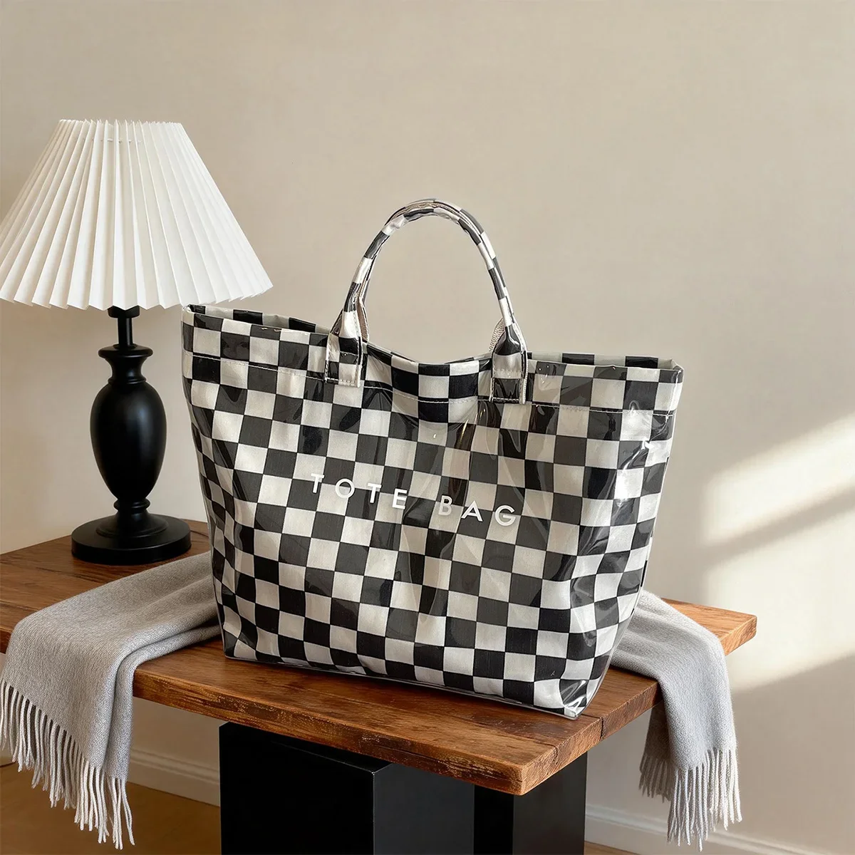 Модная женская сумка-тоут с шахматным узором, большая вместительная сумка через плечо, водоотталкивающая сумка из ПВХ для поездок на работу и шопинга
Модная женская сумка-тоут с шахматным узором, большая вместительная сумка через плечо, водоотталкивающая сумка из ПВХ для поездок на работу и шопинга