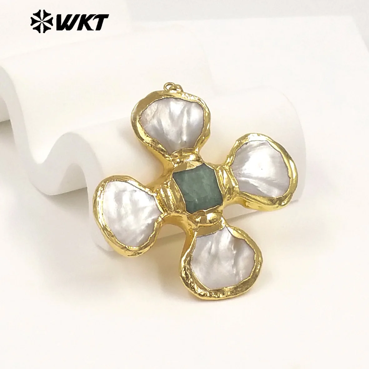 WT-JP425 Fashion Attractive Gold Plated Shell Middle With Natural Gemstones Flowers Shape Pendant For Jewelry Diy Making
WT-JP425 Fashion Attractive Gold Plated Shell Middle With Natural Gemstones Flowers Shape Pendant For Jewelry Diy Making