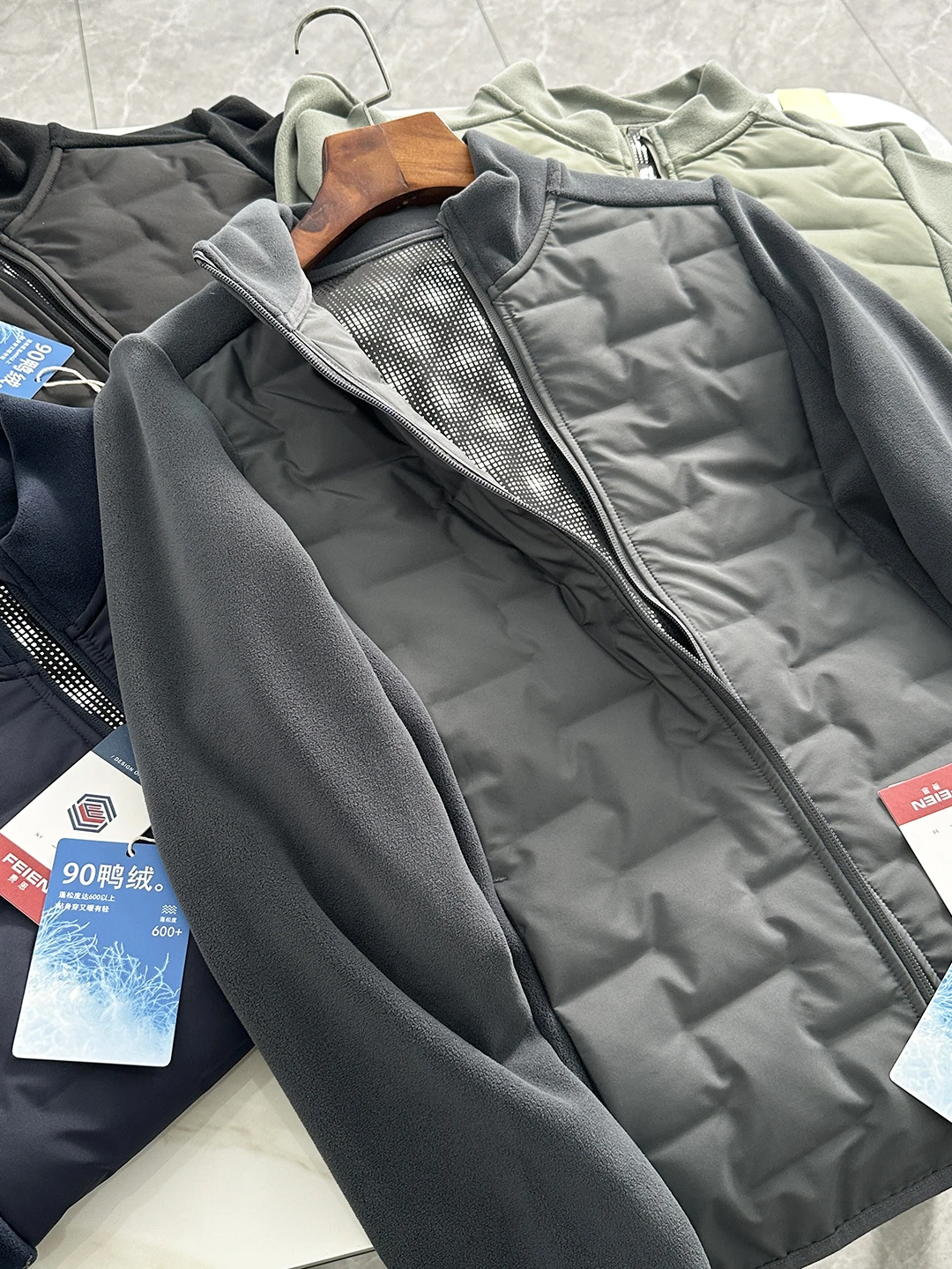 Мужская легкая 90-пуховая куртка с изоляцией из полиэфирного волокна, тмаринная поплавка с постоянной температурой, осенне-зимняя верхняя одежда
Мужская легкая 90-пуховая куртка с изоляцией из полиэфирного волокна, тмаринная поплавка с постоянной температурой, осенне-зимняя верхняя одежда