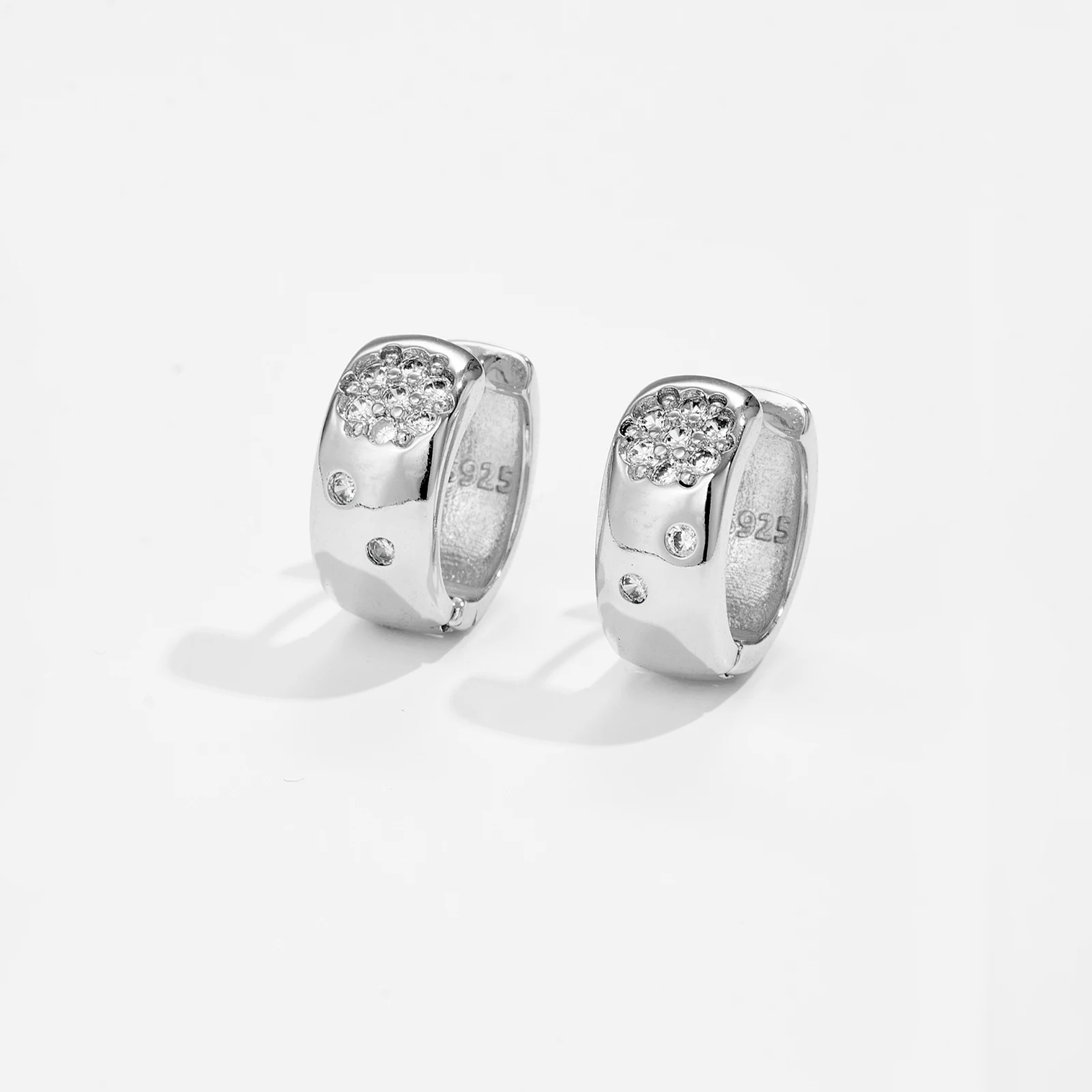 VEWANT Women 925 Sterling Silver Thick Hoop Earring Huggies Piercing 2025 Luxury Fine Fashion Wedding Party Jewelry Gift
VEWANT Women 925 Sterling Silver Thick Hoop Earring Huggies Piercing 2025 Luxury Fine Fashion Wedding Party Jewelry Gift