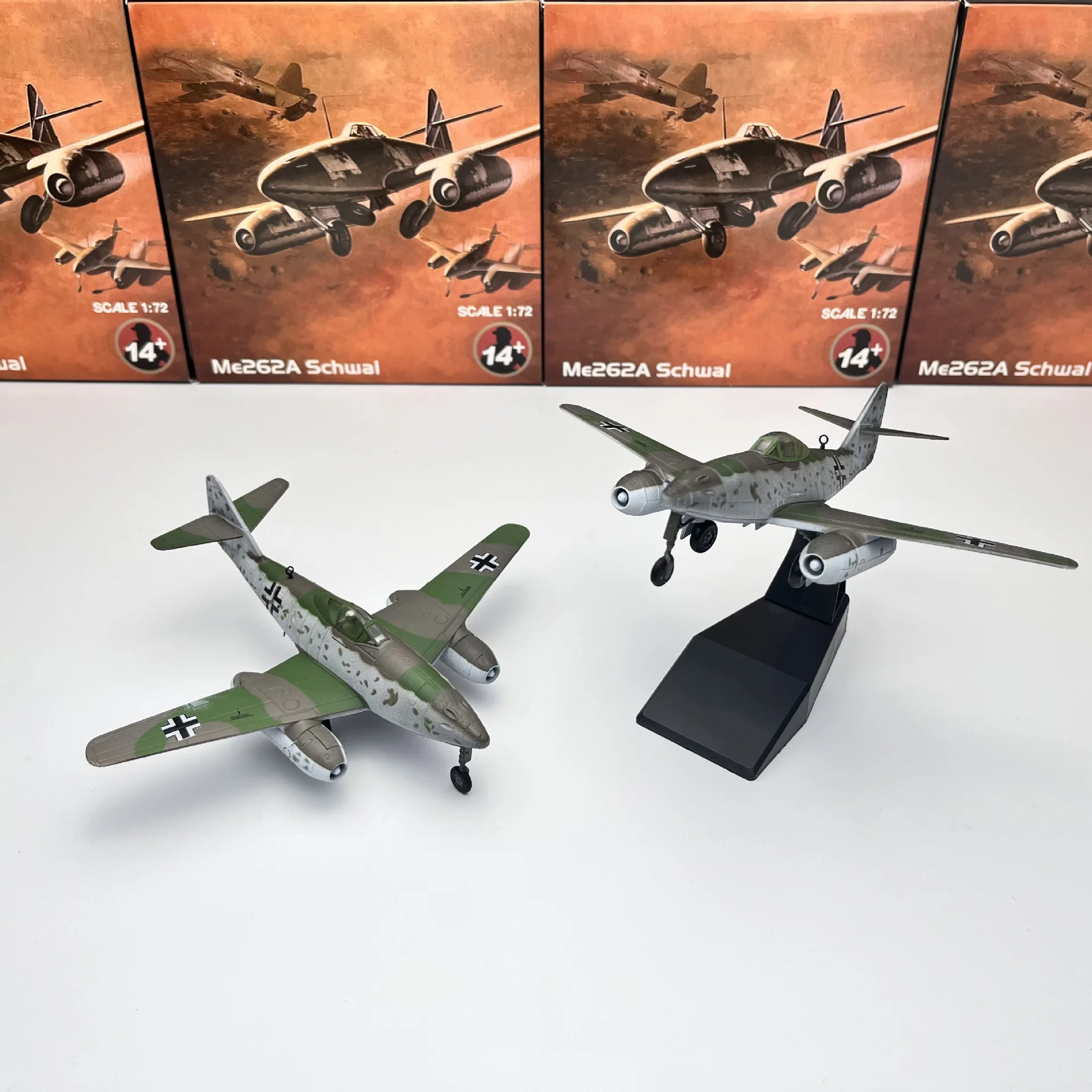 Готовая модель истребителя Messerschmitt ME262 в масштабе 1/72, статическая модель самолета времен Второй мировой войны.
Готовая модель истребителя Messerschmitt ME262 в масштабе 1/72, статическая модель самолета времен Второй мировой войны.
