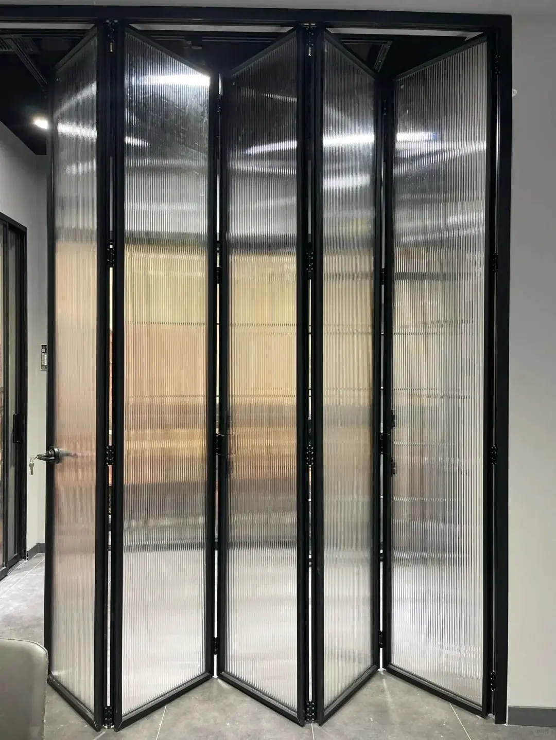 Indoor Leisure Style Folding Door Aluminum Narrow Frame Tempering Glass Windproof Accordion Folding Doors Manual Bifold Doors
Indoor Leisure Style Folding Door Aluminum Narrow Frame Tempering Glass Windproof Accordion Folding Doors Manual Bifold Doors