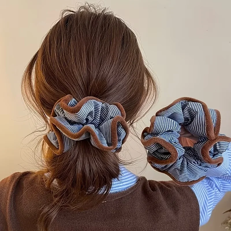 1pc Vintage Striped Hair Ring | Plush-Edged Low Ponytail Hair Tie, Unique Hair Accessory for Autumn and Winter
1pc Vintage Striped Hair Ring | Plush-Edged Low Ponytail Hair Tie, Unique Hair Accessory for Autumn and Winter