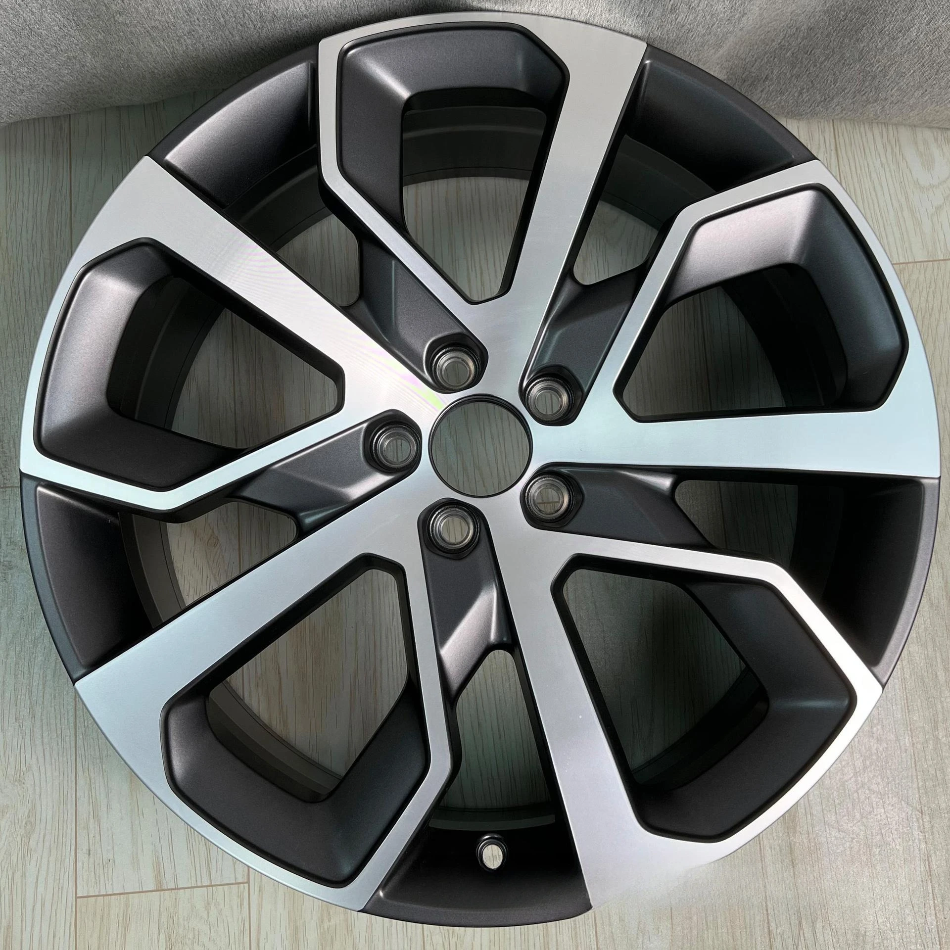 Compatible with& Co 05 wheels 20 inches Original matching aluminum alloy wheels are newly replaced
Compatible with& Co 05 wheels 20 inches Original matching aluminum alloy wheels are newly replaced
