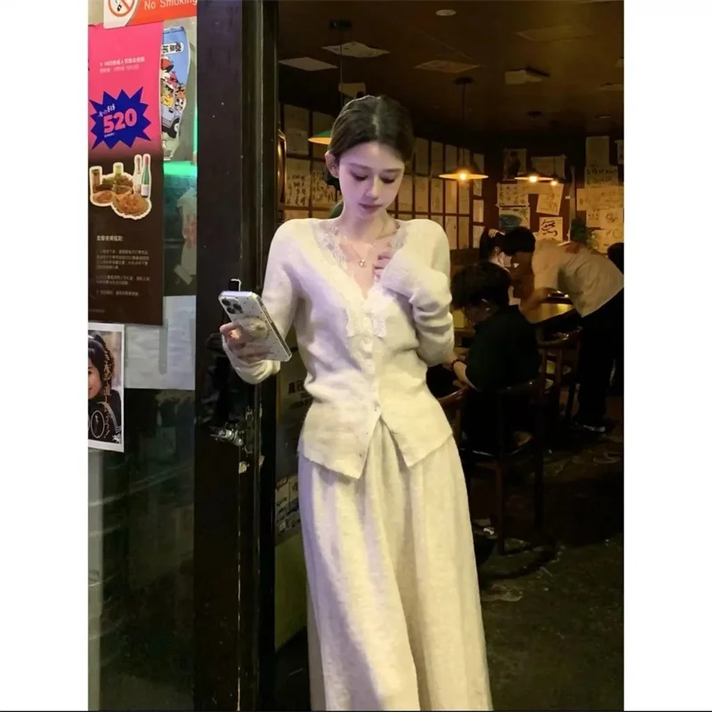 Корейский кружевной вязаный кардиган с длинными рукавами, осенне-зимний лоскутный топ во французском стиле, полуюбка, высококачественный комплект из двух предметов
Корейский кружевной вязаный кардиган с длинными рукавами, осенне-зимний лоскутный топ во французском стиле, полуюбка, высококачественный комплект из двух предметов