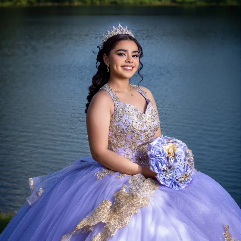Lavender Quinceanera Dress off-shoulder Golden Glitter Decal Lace Layering Long tail Bow vestidos de 15 Quinceanera Customize
Lavender Quinceanera Dress off-shoulder Golden Glitter Decal Lace Layering Long tail Bow vestidos de 15 Quinceanera Customize