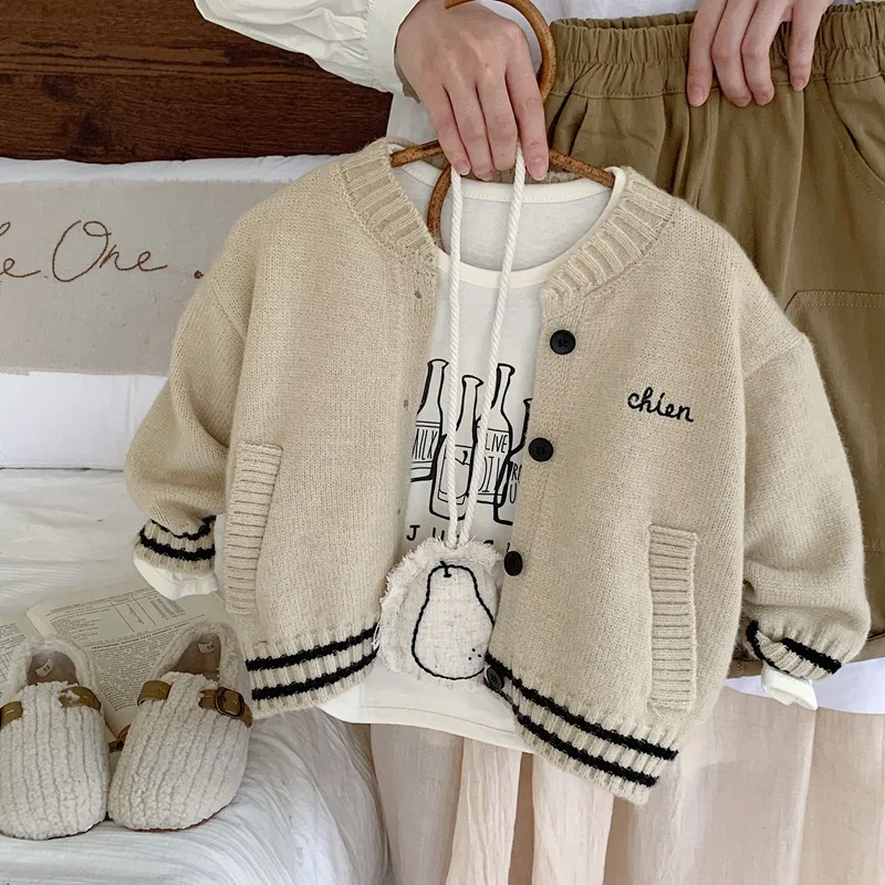 Boys Autumn Knitted Cardigan 2024 New Children Sweater Jacket Autumn and Winter Woolen Sweater Beige Cool Embroidery
Boys Autumn Knitted Cardigan 2024 New Children Sweater Jacket Autumn and Winter Woolen Sweater Beige Cool Embroidery