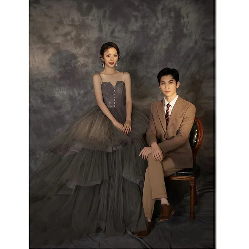 Длинная юбка с высокой талией для свадебной фотосессии в лесной тематике для пар, от студии Ele ey Long Train
Длинная юбка с высокой талией для свадебной фотосессии в лесной тематике для пар, от студии Ele ey Long Train