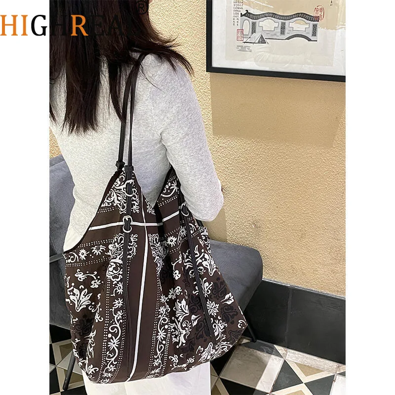 Bandanna Printed Shoulder Bag Large Capacity Paisley Tote Bag Soft Shopper Purses Fashion Designer Handbags Hobos Bags for Women
Bandanna Printed Shoulder Bag Large Capacity Paisley Tote Bag Soft Shopper Purses Fashion Designer Handbags Hobos Bags for Women