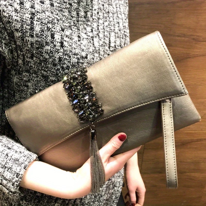 Ladies' fashionable retro handbag, commuter tassel envelope bag, diamond studded single shoulder crossbody handbag
Ladies' fashionable retro handbag, commuter tassel envelope bag, diamond studded single shoulder crossbody handbag