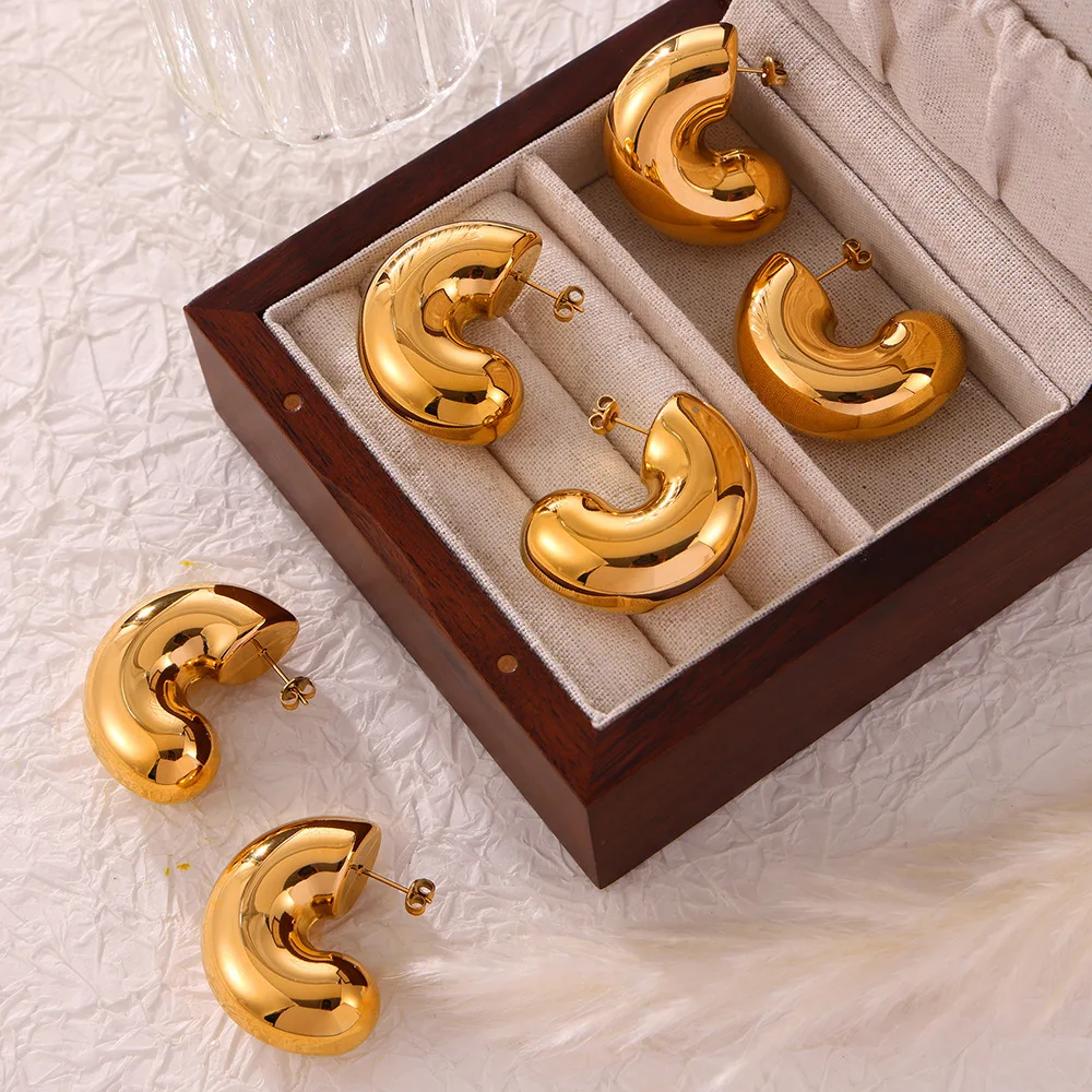 Chunky Smooth High Quality Hollow Stainless Steel Gold Plated Fashion Jewelry Tarnish Free CC Big Hoop Earrings
Chunky Smooth High Quality Hollow Stainless Steel Gold Plated Fashion Jewelry Tarnish Free CC Big Hoop Earrings