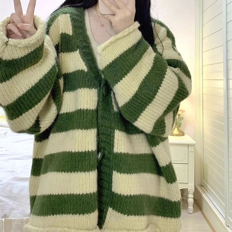 2025 Academy Style New Sweet Striped V-neck Cardigan Sweater Women's Autumn Winter Lazy Style Korean Loose Top Jacket
2025 Academy Style New Sweet Striped V-neck Cardigan Sweater Women's Autumn Winter Lazy Style Korean Loose Top Jacket