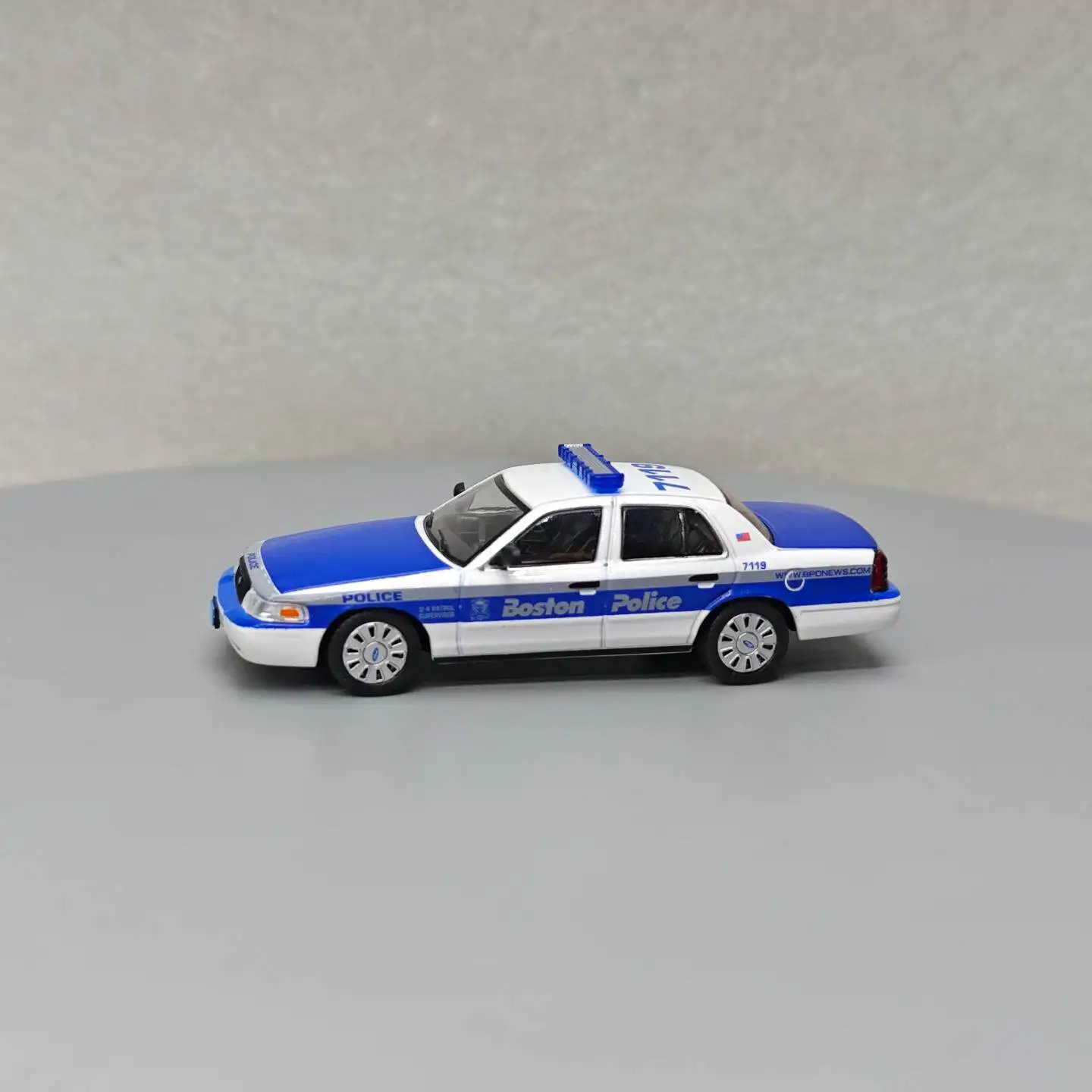 596 1:64 Crown Victoria Boston Massachusetts Police Department 102 Diecast Alloy Car Model Collectible Gift
596 1:64 Crown Victoria Boston Massachusetts Police Department 102 Diecast Alloy Car Model Collectible Gift