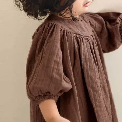 Vestido francés de muselina de crepé de algodón plisado con cuello redondo para niñas, vestidos informales holgados Retro marrones para niños 2024