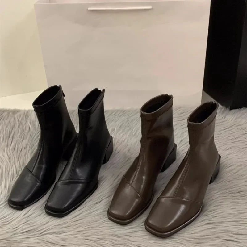 Модные высокие каблуки, короткие женские ботинки с квадратным носком, новинка осени и зимы 2024, плюшевые, модные и универсальные женские ботинки.
Модные высокие каблуки, короткие женские ботинки с квадратным носком, новинка осени и зимы 2024, плюшевые, модные и универсальные женские ботинки.