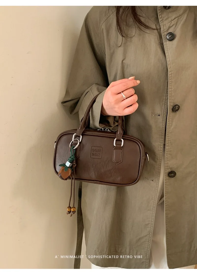 Women's Vintage Style Small Top-Handle Bag, Crossbody Purse with Branding & Decorative Keychain Crossbody Purse for Everyday Use
Women's Vintage Style Small Top-Handle Bag, Crossbody Purse with Branding & Decorative Keychain Crossbody Purse for Everyday Use