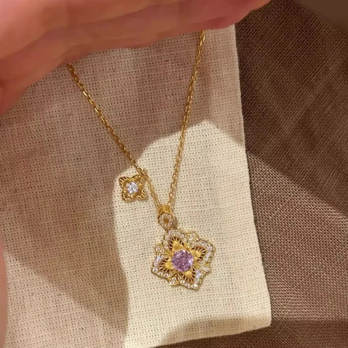 Classic Sparkling purple gemstone Flower Pendant Necklace High Luxury inlay Diamonds Clavicle Chain Wedding Jewelry
Classic Sparkling purple gemstone Flower Pendant Necklace High Luxury inlay Diamonds Clavicle Chain Wedding Jewelry