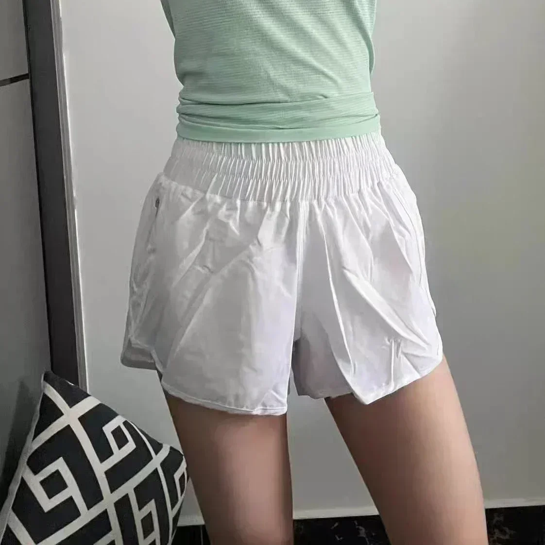 Женские быстросохнущие спортивные шорты Lemon для йоги, 5 дюймов, с подкладкой, средней посадкой, карманами на молнии, для бега, фитнеса, велоспорта
Женские быстросохнущие спортивные шорты Lemon для йоги, 5 дюймов, с подкладкой, средней посадкой, карманами на молнии, для бега, фитнеса, велоспорта