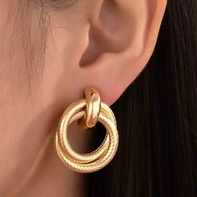 1 Pair Simple Fashion Creative Unique Design Gold Twist Hoop Earrings, Suitable For Daily Wear For Women
1 Pair Simple Fashion Creative Unique Design Gold Twist Hoop Earrings, Suitable For Daily Wear For Women