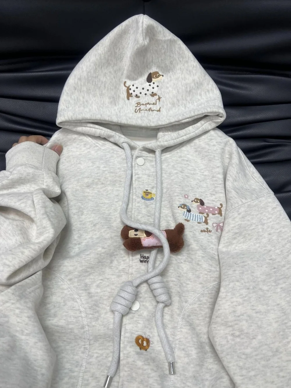 Korean Style College Cartoon Sausage Dog Hoodie Jacket Unisex Spring Autumn Loose Overhead Top Youthful Design Long Sleeve
Korean Style College Cartoon Sausage Dog Hoodie Jacket Unisex Spring Autumn Loose Overhead Top Youthful Design Long Sleeve