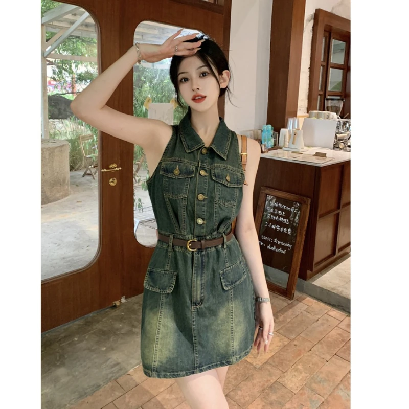 Polo Collar Sleeveless Denim Vest Dress for Women Summer 2026 New Fashion Retro Hong Kong Style Spicy Girl Slim Fit Short Skirt
Polo Collar Sleeveless Denim Vest Dress for Women Summer 2026 New Fashion Retro Hong Kong Style Spicy Girl Slim Fit Short Skirt
