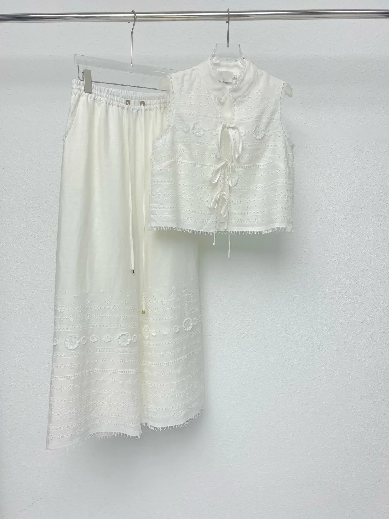 Hollow Out White Set for Women Lace Embroidery Sleeveless Stand Collar + Elastic Waist Straight Long Pants Fashion Female Suits
Hollow Out White Set for Women Lace Embroidery Sleeveless Stand Collar + Elastic Waist Straight Long Pants Fashion Female Suits