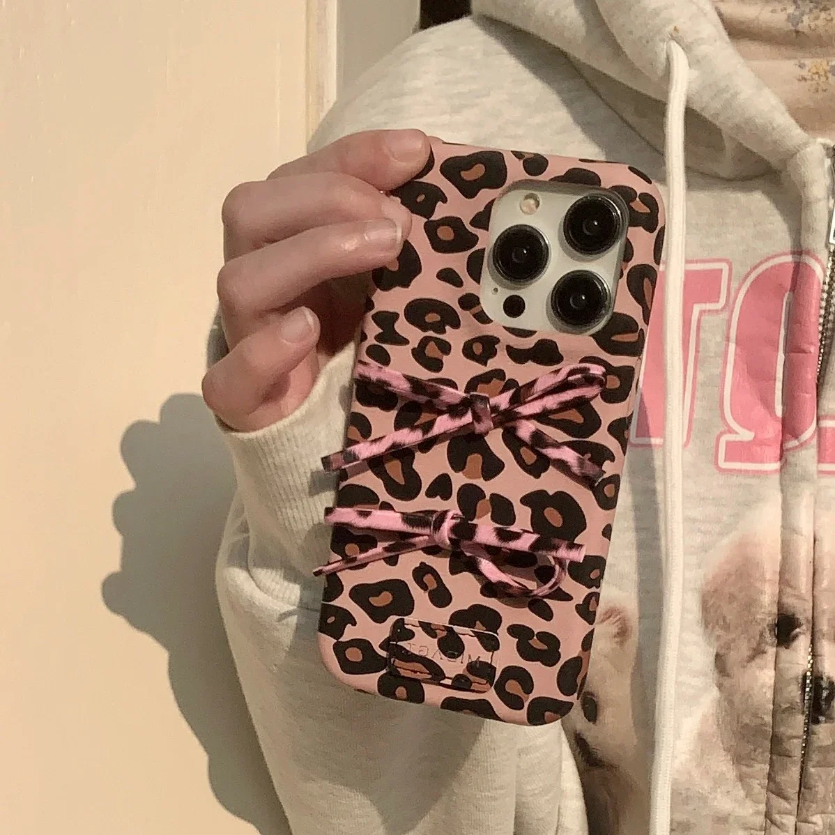 Чехол для телефона с леопардовым принтом и бантом, подходит для IPhone 17/16/15 PRO, минималистичный защитный чехол 14/13, чехол для телефона с защитой от падения
Чехол для телефона с леопардовым принтом и бантом, подходит для IPhone 17/16/15 PRO, минималистичный защитный чехол 14/13, чехол для телефона с защитой от падения