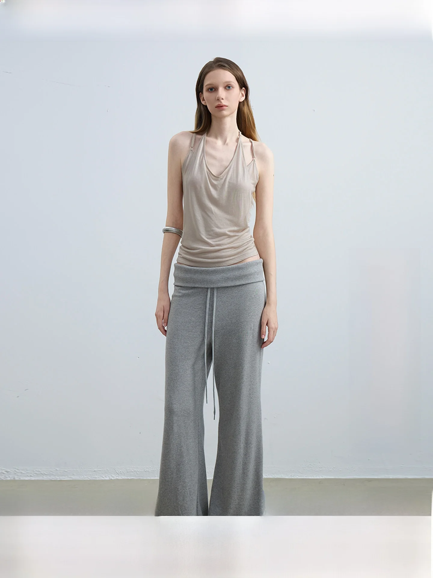 SukiBySuki Lightweight Draped V-Neck Tank Top Silk-Like Fabric Fake Two-Piece Lazy Strap Short Style for Women Spring Season
SukiBySuki Lightweight Draped V-Neck Tank Top Silk-Like Fabric Fake Two-Piece Lazy Strap Short Style for Women Spring Season