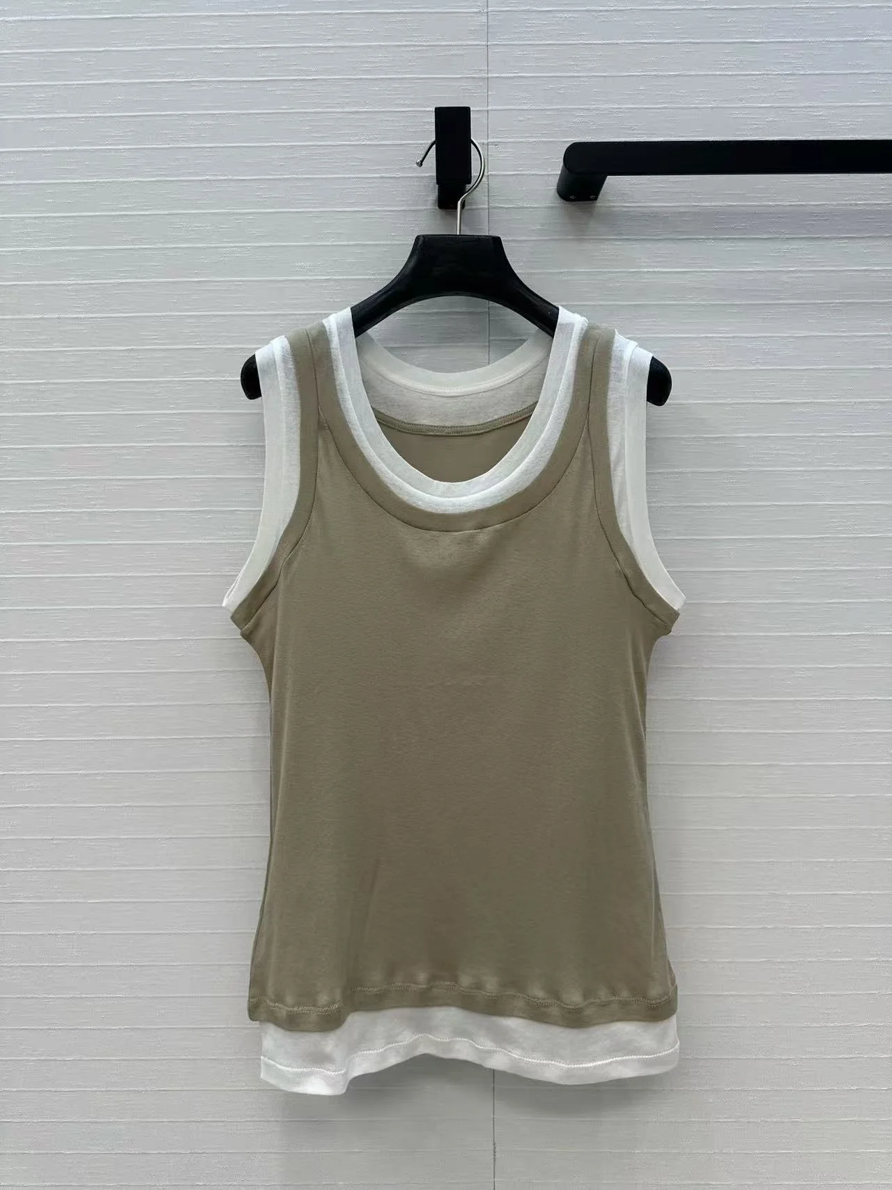 Summer 2025 New Fake Two-piece Contrasting Vest Sleeveless Top Casual Versatile Temperament Girl Style
Summer 2025 New Fake Two-piece Contrasting Vest Sleeveless Top Casual Versatile Temperament Girl Style
