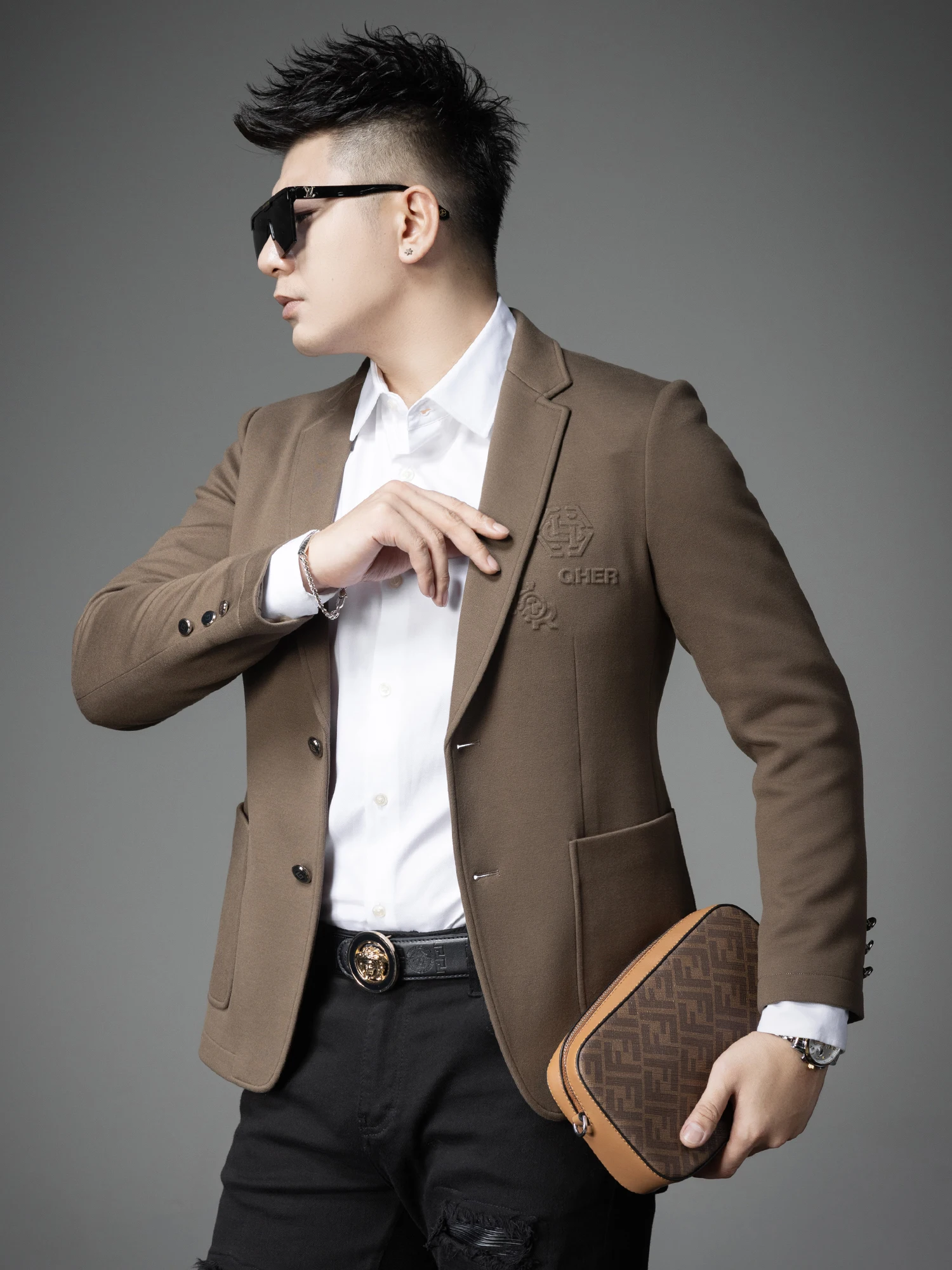 Мужской повседневный шикарный костюм ZhanChao: новая коллекция осень-зима, высококачественный пиджак в западном стиле из полиэстера и вискозы, приталенный крой.
Мужской повседневный шикарный костюм ZhanChao: новая коллекция осень-зима, высококачественный пиджак в западном стиле из полиэстера и вискозы, приталенный крой.