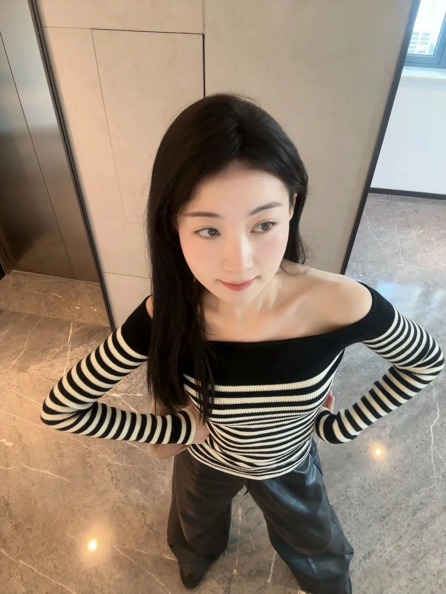 Unique Design Beautiful One-Shoulder Stripe Knitwear Sweater Women's Fashionable Spicy Small Size Shoulder Exposure Top
Unique Design Beautiful One-Shoulder Stripe Knitwear Sweater Women's Fashionable Spicy Small Size Shoulder Exposure Top