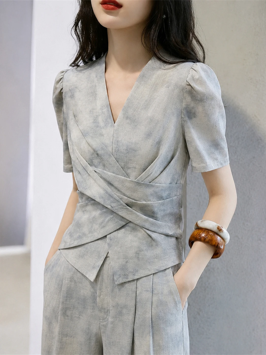 Elegant V-Neck Short Sleeve Shirt Ladylike Style Korean Version Straight Cut Daily Wear Summer Top for Women
Elegant V-Neck Short Sleeve Shirt Ladylike Style Korean Version Straight Cut Daily Wear Summer Top for Women