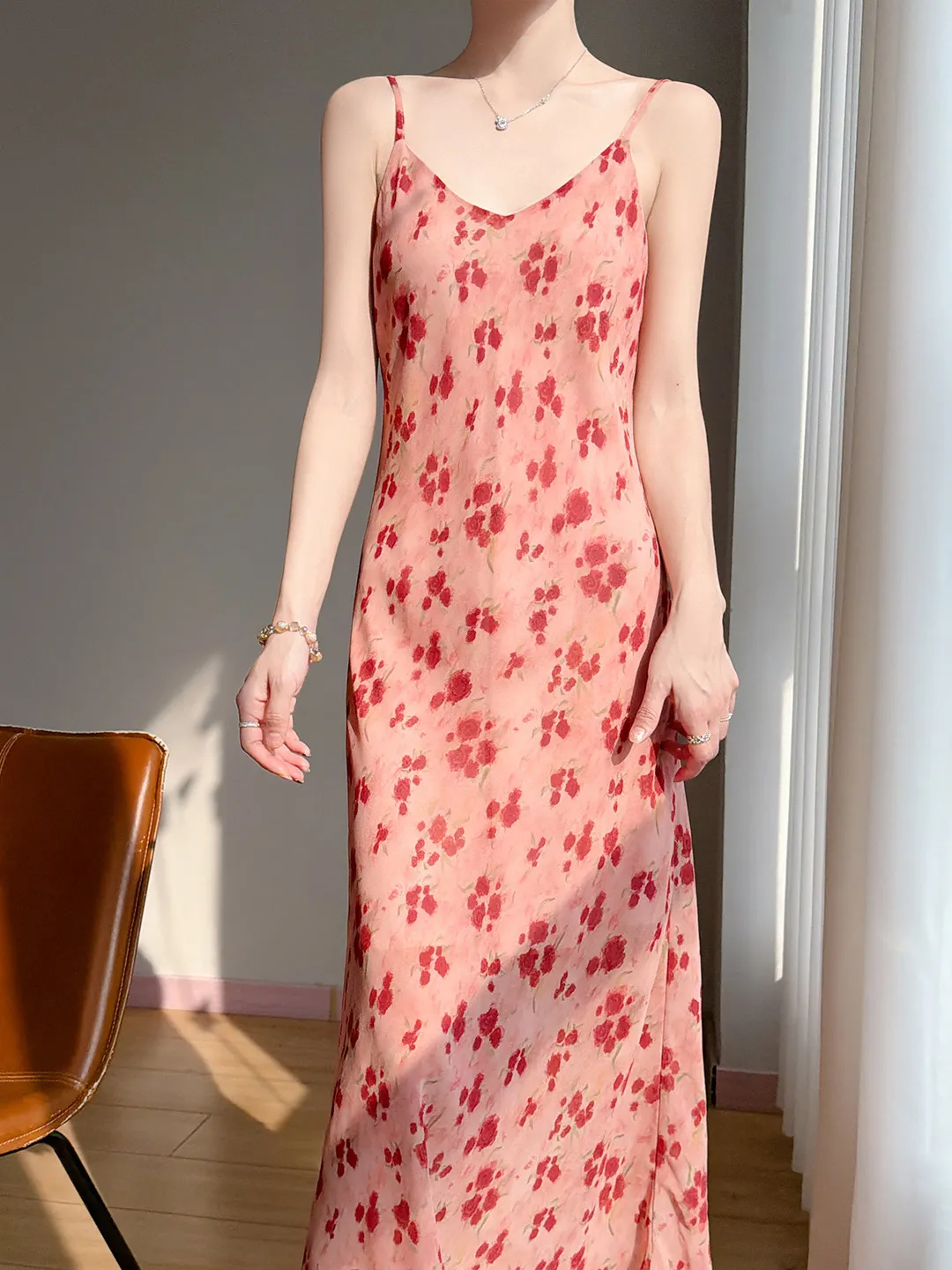 Floral Print Maxi Dress Women's Summer New Style Travel Vacation Casual Loose Fit V-Neck Sleeveless Chiffon Gown Pink Strap
Floral Print Maxi Dress Women's Summer New Style Travel Vacation Casual Loose Fit V-Neck Sleeveless Chiffon Gown Pink Strap