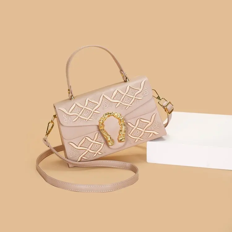 2025 Ранняя осень сумка с клапаном для женщин Элегантный мини-квадратный кошелек с верхней ручкой Роскошная однотонная сумка через плечо для поездок на работу
2025 Ранняя осень сумка с клапаном для женщин Элегантный мини-квадратный кошелек с верхней ручкой Роскошная однотонная сумка через плечо для поездок на работу 