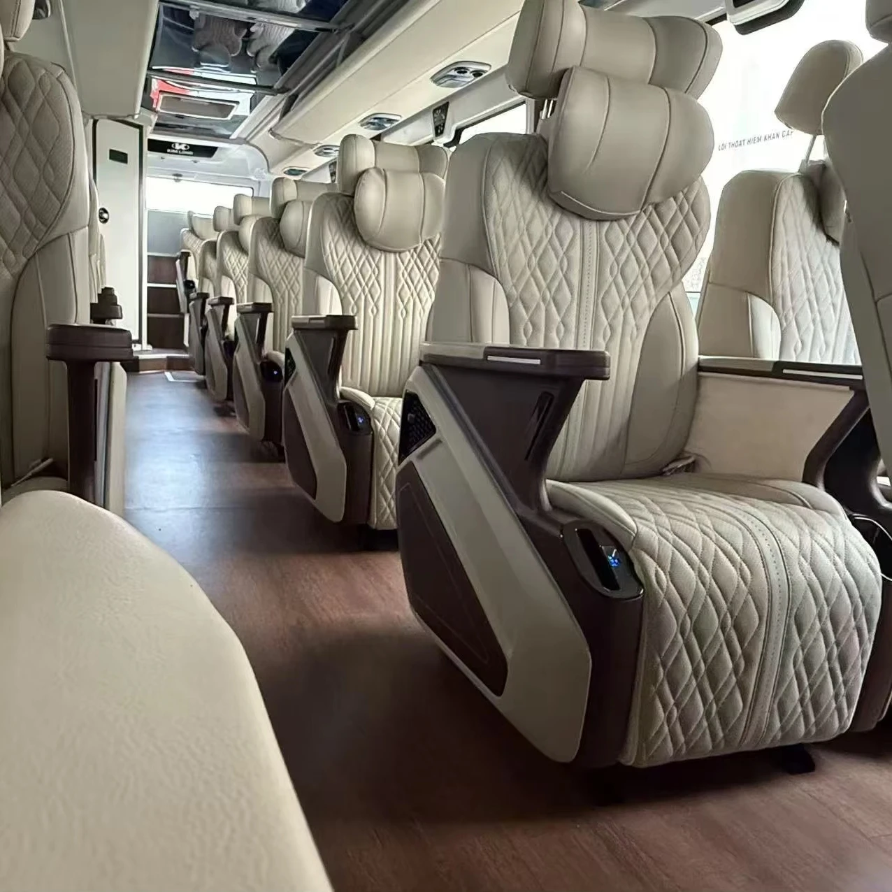New Style Luxury Car Modified Seat Captain for Maybach Seat with Table for Vclass Vito Metris W447 Sprinter Van Mpv Suv
New Style Luxury Car Modified Seat Captain for Maybach Seat with Table for Vclass Vito Metris W447 Sprinter Van Mpv Suv