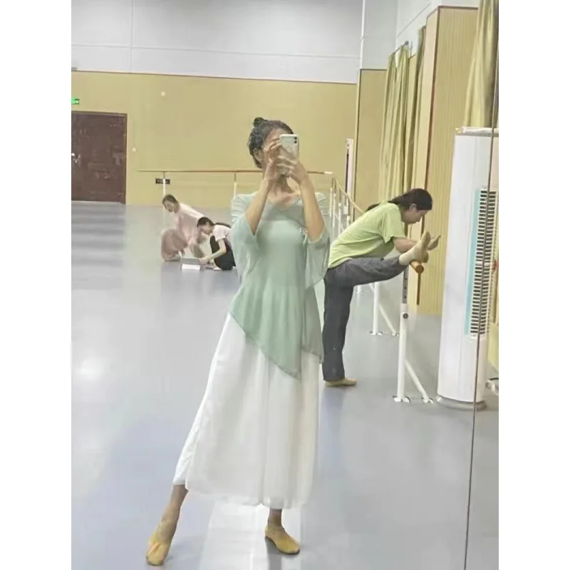 clothes Women's Chinese dance dance gauze clothes Classical tops Elegant body rhyme Folk dance body slim training
clothes Women's Chinese dance dance gauze clothes Classical tops Elegant body rhyme Folk dance body slim training