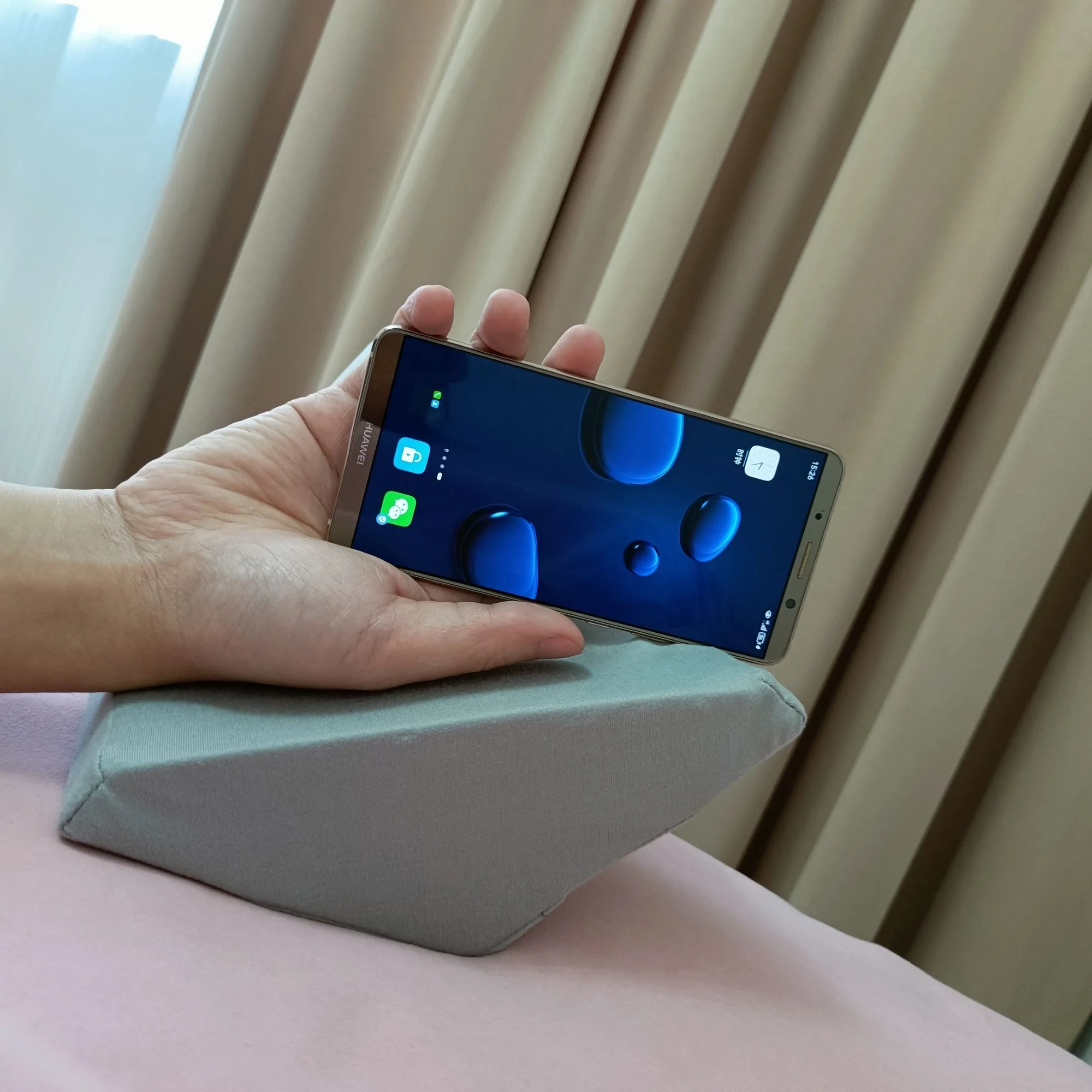 Lying in bed, watching short videos and playing mobile phone games. Lazy phone holder, hand cushion
Lying in bed, watching short videos and playing mobile phone games. Lazy phone holder, hand cushion